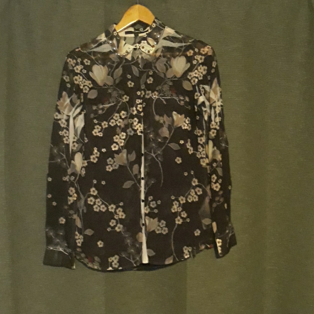 A Guess long sleeve blouse with floral printing